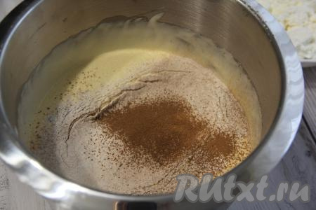 Во взбитую яичную массу всыпать часть просеянной муки, разрыхлитель, какао и соль, перемешать тесто аккуратно лопаткой.
