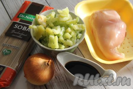 Подготовить продукты для приготовления гречневой лапши с курицей и соевым соусом.
