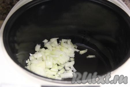 Растительное масло влить в чашу мультиварки и сразу выставить режим "Жарка". Мелко нарезать луковицу, выложить в чашу и обжаривать 2-3 минуты, иногда перемешивая.