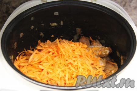 Затем выложить натёртую морковь, перемешать и обжаривать, помешивая, ещё 3-4 минуты.