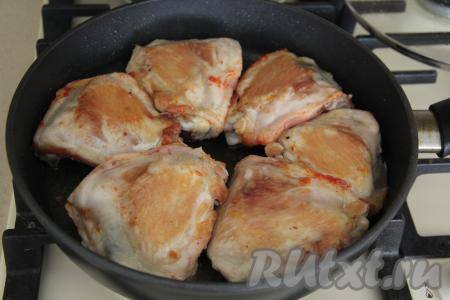 Обжарить кусочки курицы сначала с одной стороны до румяной корочки на достаточно сильном огне, а затем перевернуть, присыпать солью и паприкой вторую сторону и обжарить до румяности. 