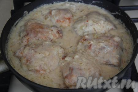 Выложить обжаренные кусочки курицы в луково-сметанный соус, накрыть сковороду крышкой. Довести соус на среднем огне до кипения, затем, уменьшив огонь, тушить мясо минут 30.