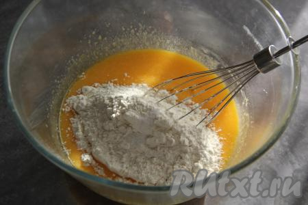 Всыпать муку и соль, перемешать тесто для вафель.
