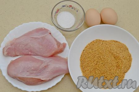 Подготовить продукты для приготовления куриных отбивных в панировочных сухарях на сковороде. Если яйцо большое (С0), то хватит одного яйца.