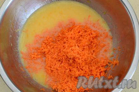 Морковку очищаем, натираем на мелкой тёрке и отправляем в миску, перемешиваем лопаткой (или ложкой).