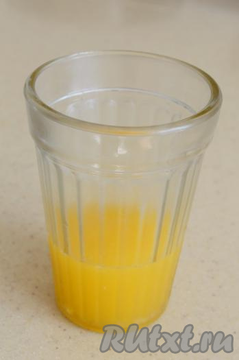 Затем из апельсина выжимаем сок. Из среднего апельсина (вес апельсина в неочищенном виде составлял 210 грамм) я выдавила 70 миллилитров сока. Вливаем апельсиновый сок в миску со смесью масла и яиц, тщательно перемешиваем.