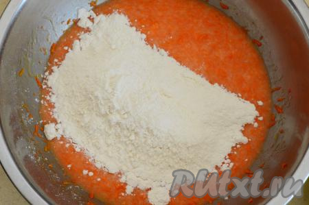 Всыпаем разрыхлитель, постепенно начинаем добавлять муку, каждый раз тщательно вмешивая её лопаткой в тесто для кекса. Добавляя муку, ориентируемся не на количество указанное в рецепте, а на консистенцию теста. Вес муки в рецепте приводится приблизительный, так как у вас может оказаться более сочная морковка или другое количество апельсинового сока.