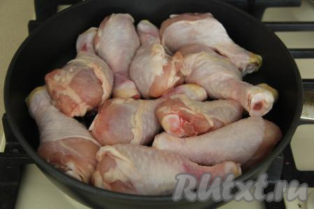 В сковороде очень хорошо прогреть растительное масло, затем выложить куриные ножки.