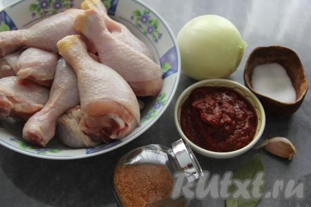 Подготовить продукты для приготовления куриных ножек в томатном соусе на сковороде. Лук почистить. Ножки промыть, а затем обсушить.
