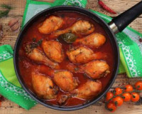 Куриные ножки в томатном соусе на сковороде