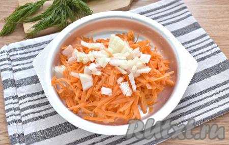Очищаем морковку, зубчик чеснока и лук. Морковку натираем на средней тёрке, нарезаем достаточно мелко лук.