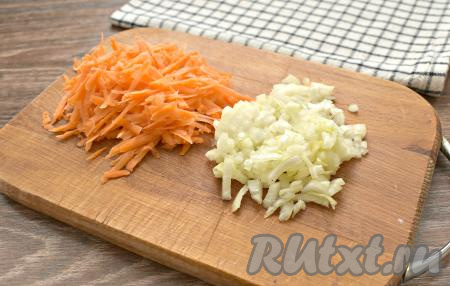 Очищаем лук, чеснок и морковку. Натираем на тёрке морковку. Мелко нарезаем лук.