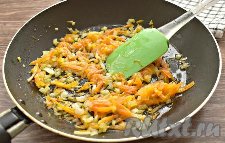 Прогреваем на сковороде растительное масло. На разогретую сковороду выкладываем натёртую морковь с нарезанным луком и обжариваем их на среднем огне до мягкости (в течение 5-6 минут), иногда перемешивая.
