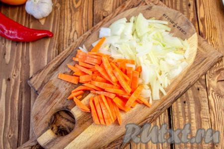 Лук и морковь очистите. Лук нарежьте тонкими перьями, морковь - брусочками. Отправьте овощи к курице и готовьте вместе ещё 5 минут, периодически помешивая.