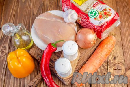 Подготовьте все необходимые ингредиенты для приготовления фунчозы с курицей и овощами в мультиварке.