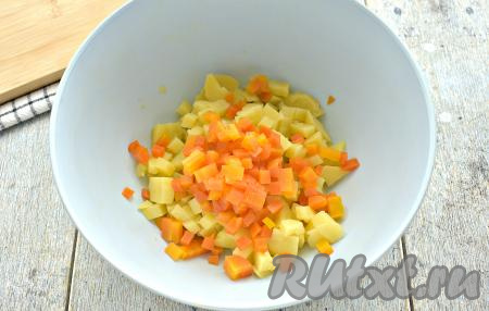 Варёную морковку тоже очищаем и нарезаем на маленькие кубики, перекладываем в миску с картофелем. Стараемся, чтобы все составляющие этого салата при нарезке были, примерно, одинакового размера.