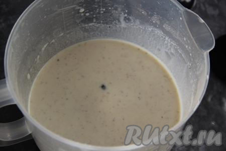 Перелить смесь молока и агар-агара в глубокую чашу (или миску), остудить в течение минут 15. Затем добавить крошку печенья и перемешать. 