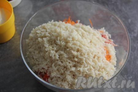 Добавить рис к фаршу с морковью. 