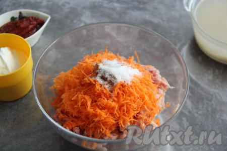 К фаршу и моркови добавить соль и специи. 