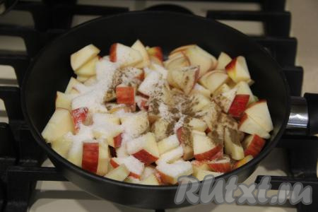 Теперь займёмся начинкой для пирога из блинов. Вымытые яблоки нужно нарезать на средние кусочки, удаляя сердцевины (я не чистила яблочки от кожуры). В сковороду выложить яблоки, добавить сахар и корицу, перемешать, влить 2-3 столовые ложки воды (воды должно быть совсем немного, буквально, чтобы яблочки не пригорели), поставить на огонь. 