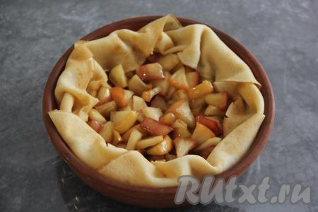 Края блинов загнуть, формируя волнистый бортик. Поставить форму с блинным пирогом с яблоками в разогретую духовку и запекать минут 20 минут при температуре 180 градусов.
