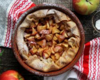 Пирог из блинов с яблоками