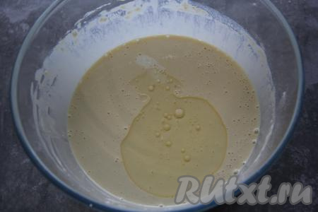 Затем в получившееся тесто влить 1-2 столовых ложки растительного масла, снова перемешать. Тесто получится не совсем жидким, но и не густым.