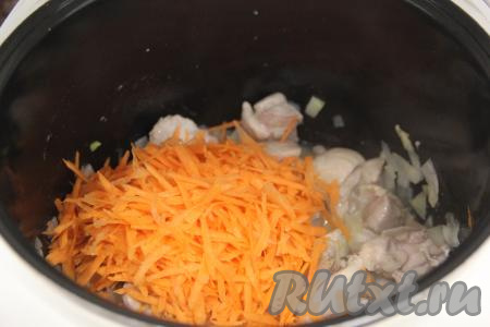 Затем добавить морковь, натёртую на средней тёрке, хорошо перемешать и обжаривать 2-3 минуты. 