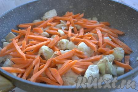 Далее в сковороду добавить брусочки моркови, хорошо перемешать и обжаривать овощи с куриным мясом до мягкости морковки (минут 5), периодически перемешивая.