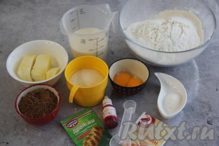 Подготовить продукты для приготовления кулича "Красный бархат". Желтки отделить от белков. Белки можно будет использовать для приготовления глазури.
