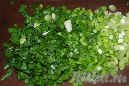 Нарежем мелко зеленый лук.