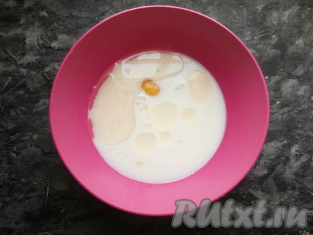 Тёплое молоко влить в миску, добавить яйцо, всыпать соль и сахар, влить 3 столовых ложки растительного масла, хорошо взбить венчиком.