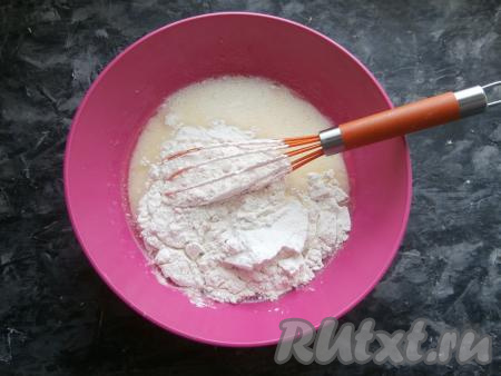 Начать частями в получившуюся смесь добавлять муку, каждый раз хорошо перемешивая тесто для блинов венчиком.
