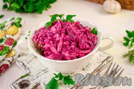 Яркий, очень вкусный, сочный салат "Розовый фламинго" с кальмарами подавайте, выложив в глубокое блюдо.