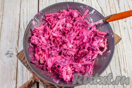 Перемешайте салат "Розовый фламинго". До подачи храните салат в холодильнике, затянув салатник плёнкой.