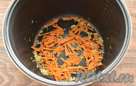 Очищаем морковку, нарезаем её тонкой соломкой и добавляем к обжаренному луку. Обжариваем овощи вместе 5 минут, не забывая их помешивать.