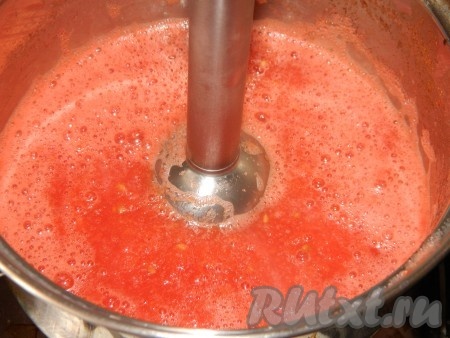 Перекладываем помидоры в кастрюлю, добавляем немного растительного масла и варим минут 5-7, затем измельчаем блендером.
