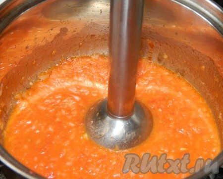 Можно сделать соус с луком. Все тоже самое, только добавить измельченную луковицу во время варки помидоров.