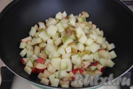 Добавить яблоки в сковороду.