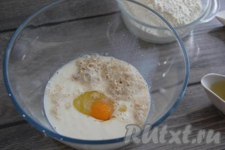 В глубокой миске соединить опару, яйцо, сахар и соль.