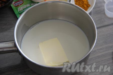 В сотейник (или кастрюльку) влить молоко, добавить сливочное масло, поставить на огонь и довести молоко до кипения.