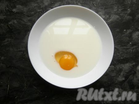 Молоко налить в глубокую тарелку, добавить яйцо и сахар.