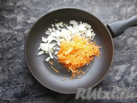 Очищенную луковицу нарезать на небольшие кусочки, натереть на средней тёрке морковку, выложить овощи в сковороду, влить растительное масло.
