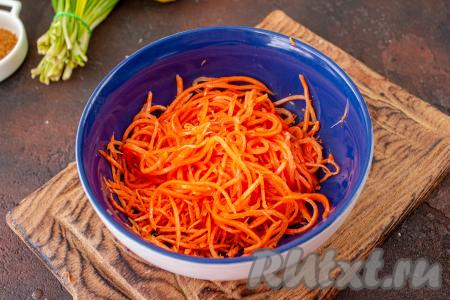Морковь очистите и натрите на тёрке для моркови по-корейски (если такой тёрке нет, натрите на обычной средней тёрке). 