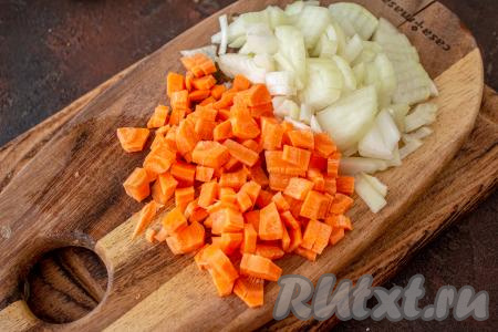 Лук и морковь очистите, а затем нарежьте овощи на мелкие кубики. В сковороде нагрейте растительное масло и обжарьте на среднем огне лук с морковкой до мягкости (около 4-5 минут), иногда помешивая овощи.