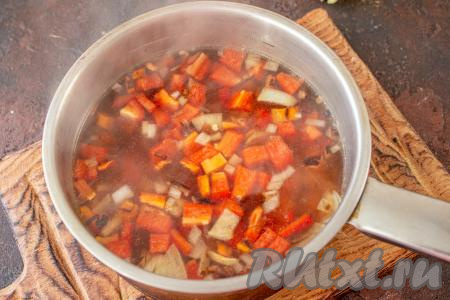 В кастрюлю с овощами добавьте обжаренные лук и морковь, доведите суп до кипения, а затем варите на небольшом огне 5 минут.
