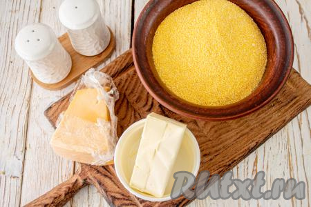 Подготовьте все необходимые ингредиенты для приготовления мамалыги с сыром.