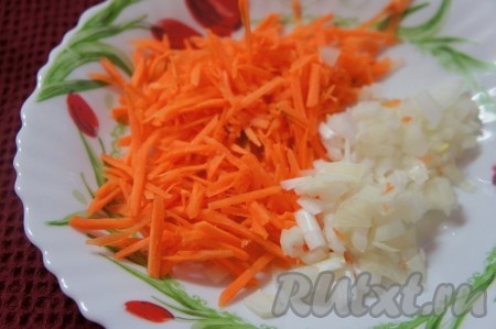 Морковь натереть на тёрке, лук мелко нарезать. Добавить овощи в куриный бульон и варить 5-7 минут.
