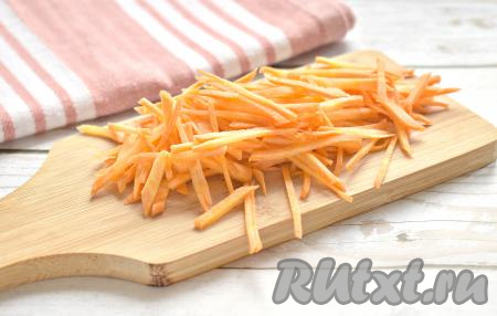 Очищаем морковь и луковицу. Нарезаем морковку тонкой соломкой (или натираем на тёрке для корейской моркови).