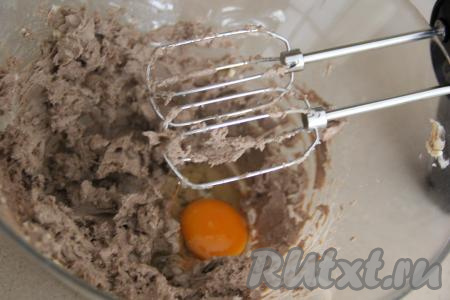 Взбить масло со специями с помощью миксера в течение 3-4 минуты. Затем добавить сырое яйцо и ещё раз взбить.